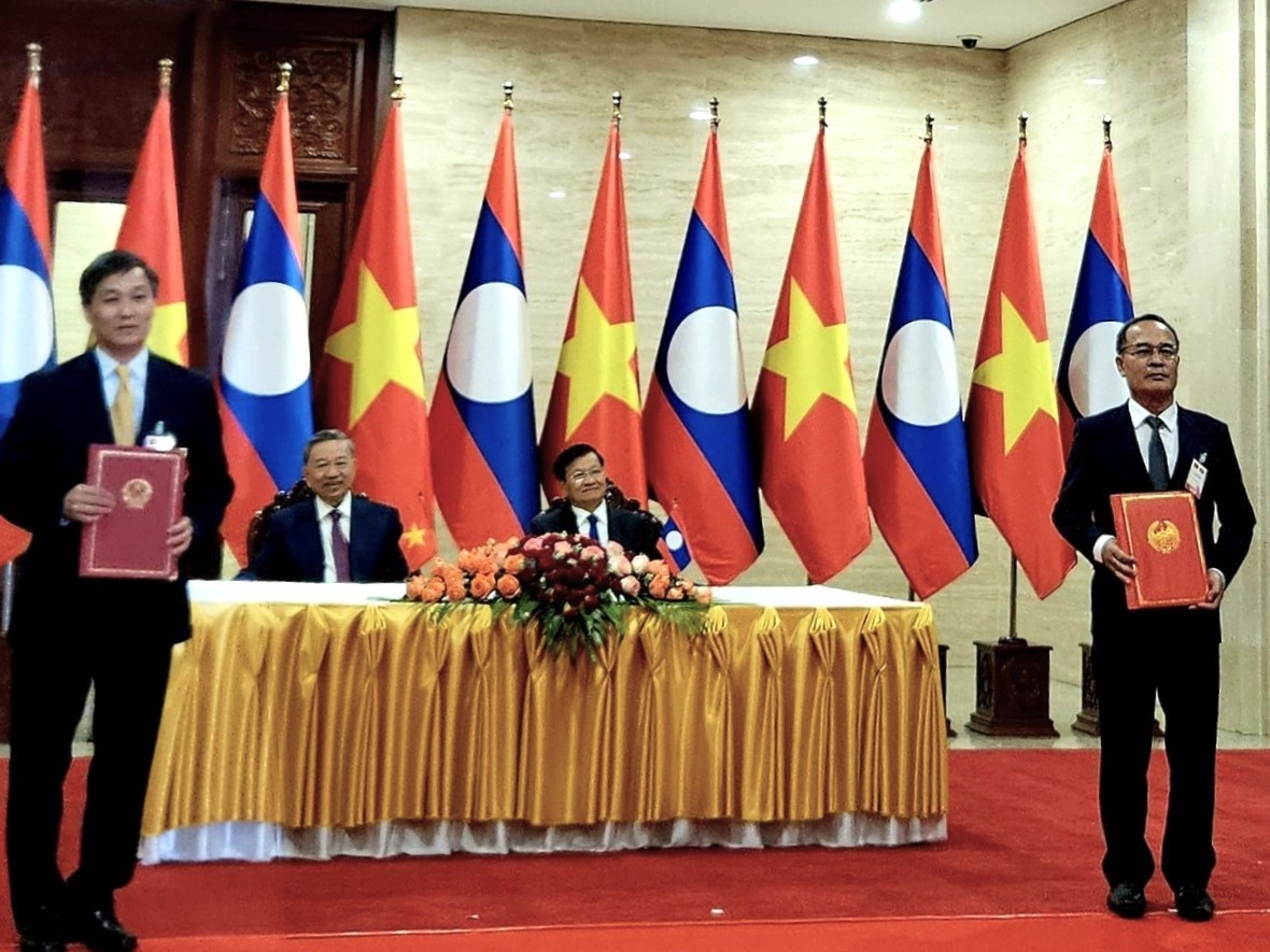 Thứ trưởng Bộ Tư pháp Việt Nam Nguyễn Khánh Ngọc và Thứ trưởng Bộ Tư pháp Lào Ketsana Phommachan tiến hành trao văn kiện hợp tác giữa hai Bộ Tư pháp. Thứ trưởng Bộ Tư pháp Việt Nam Nguyễn Khánh Ngọc và Thứ trưởng Bộ Tư pháp Lào Ketsana Phommachan tiến hành trao văn kiện hợp tác giữa hai Bộ Tư pháp.