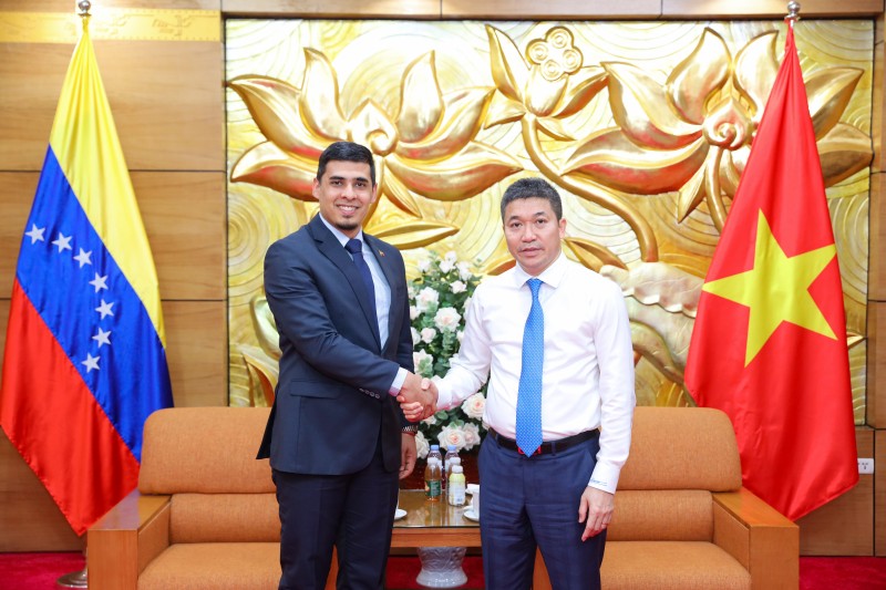 Chủ tịch Liên hiệp các tổ chức hữu nghị Việt Nam Phan Anh Sơn vàĐại sứ Đặc mệnh toàn quyền nước Cộng hòa Bolivarian Venezuela (Venezuela) tại Việt Nam Juan Carlos Fernandes Juarez tại buổi tiếp Chủ tịch Liên hiệp các tổ chức hữu nghị Việt Nam Phan Anh Sơn vàĐại sứ Đặc mệnh toàn quyền nước Cộng hòa Bolivarian Venezuela (Venezuela) tại Việt Nam Juan Carlos Fernandes Juarez tại buổi tiếp