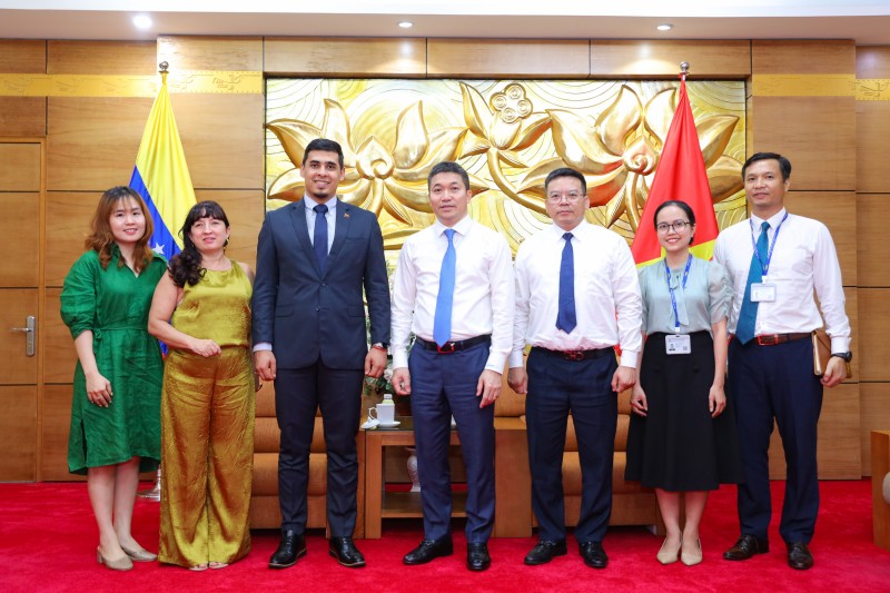 Các đại biểu dự buổi tiếp chụp ảnh lưu niệm. (Ảnh: Đinh Hòa) Các đại biểu dự buổi tiếp chụp ảnh lưu niệm. (Ảnh: Đinh Hòa)