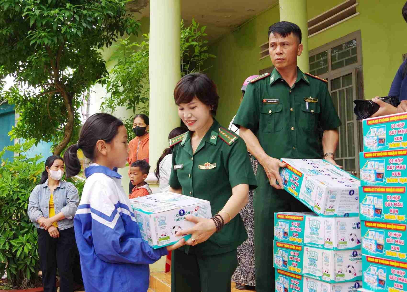 Học sinh có hoàn cảnh khó khăn được nhận quà từ chương trình. Học sinh có hoàn cảnh khó khăn được nhận quà từ chương trình.