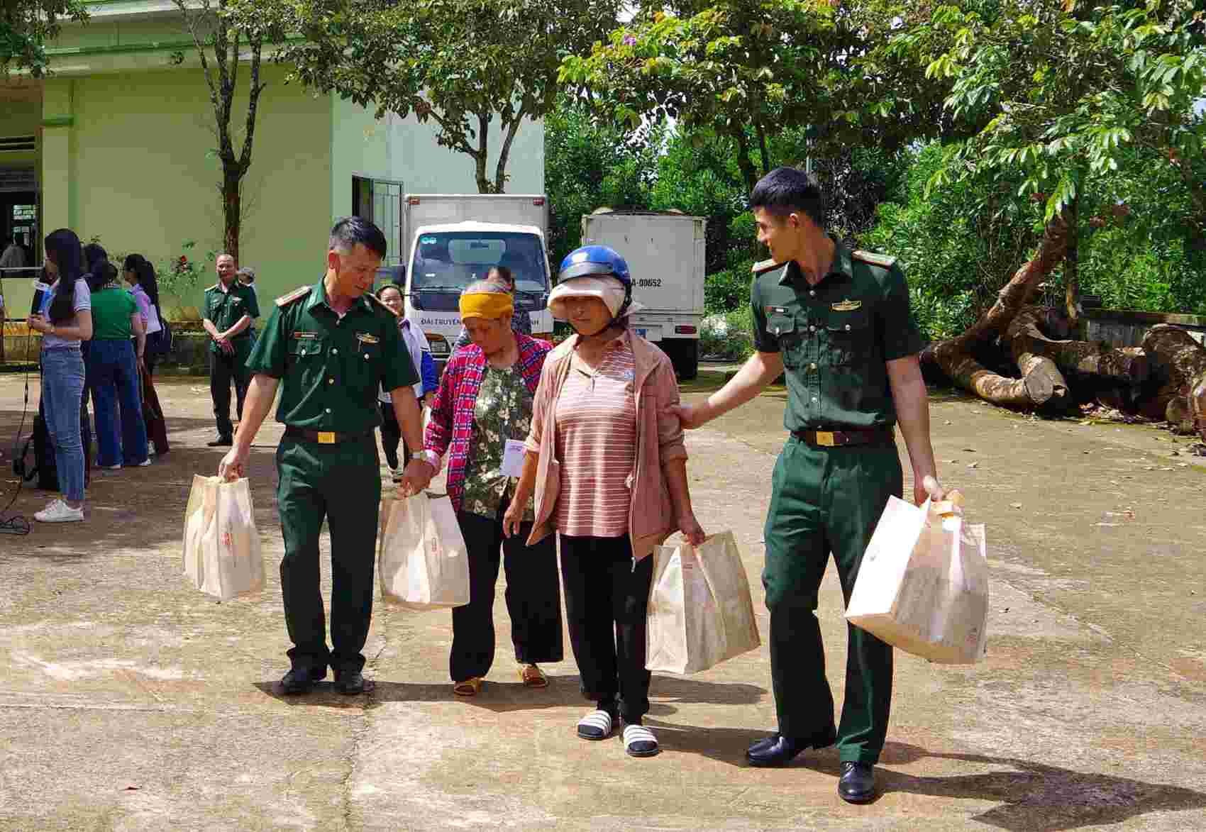 Học sinh có hoàn cảnh khó khăn được nhận quà từ chương trình. Học sinh có hoàn cảnh khó khăn được nhận quà từ chương trình.