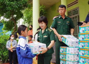 Bộ đội Biên phòng trao 300 phần quà cho người dân biên giới tỉnh Đắk Nông