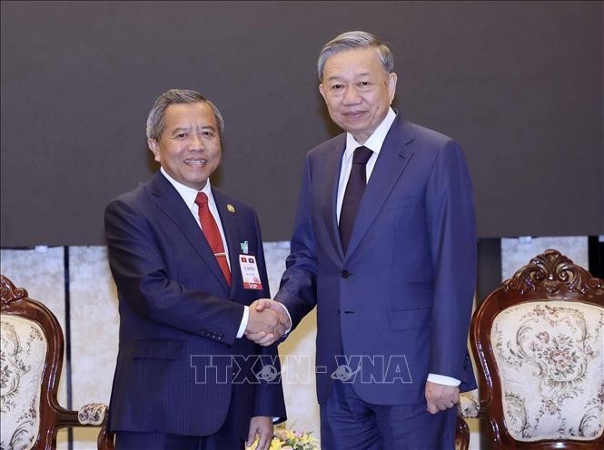 Vietnamese State President To Lam (R) and President of the Laos-Vietnam Friendship Association Boviengkham Vongdala. (Photo: Nhan Sang/VNA)