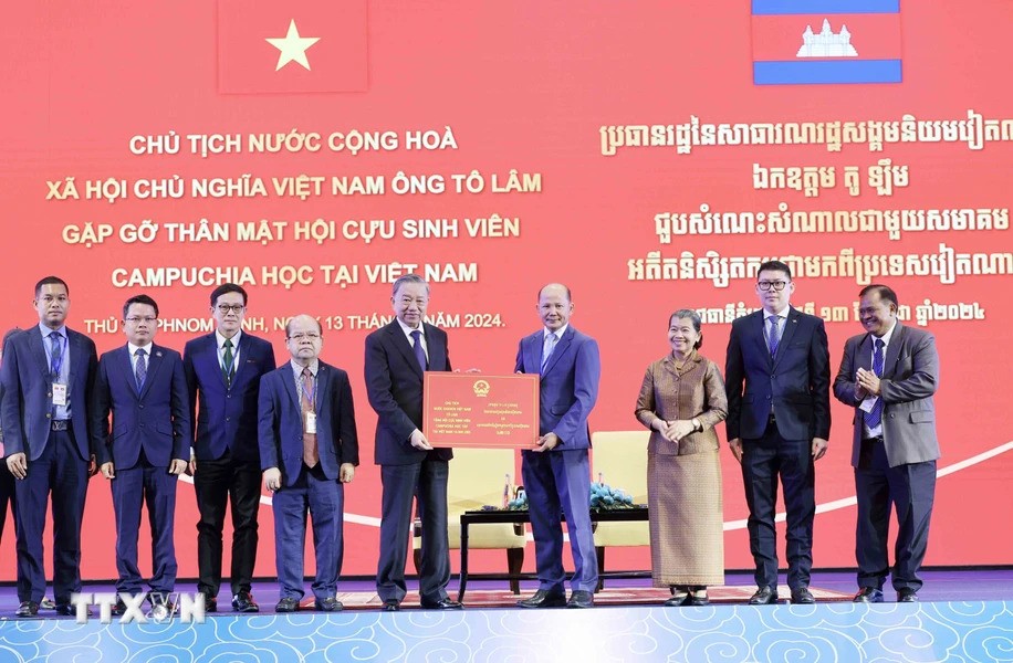 Chủ tịch nước Tô Lâm gặp mặt Hội cựu sinh viên Campuchia tại Việt Nam Chủ tịch nước Tô Lâm gặp mặt Hội cựu sinh viên Campuchia tại Việt Nam