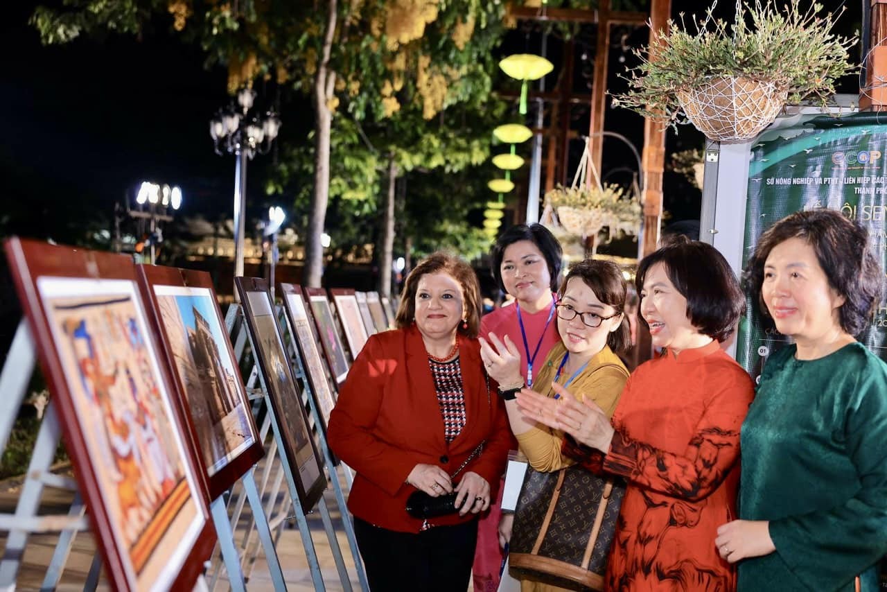The international photo exhibition Eventful Hanoi Lotus Festival Started
