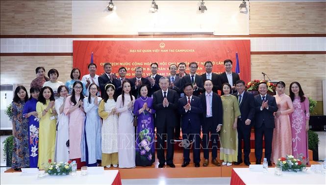 Chủ tịch nước Tô Lâm thăm Đại sứ quán và gặp mặt cộng đồng người Việt tại Campuchia Chủ tịch nước Tô Lâm thăm Đại sứ quán và gặp mặt cộng đồng người Việt tại Campuchia