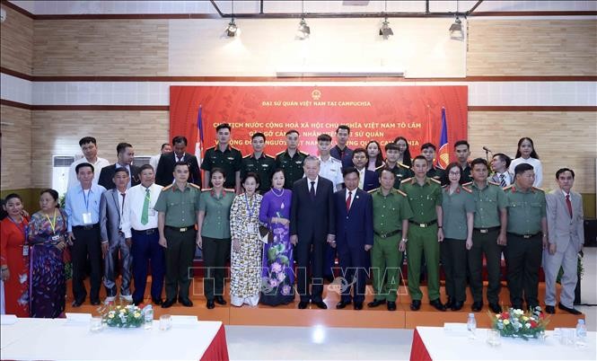 Chủ tịch nước Tô Lâm thăm Đại sứ quán và gặp mặt cộng đồng người Việt tại Campuchia Chủ tịch nước Tô Lâm thăm Đại sứ quán và gặp mặt cộng đồng người Việt tại Campuchia