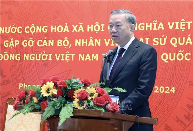 Chủ tịch nước Tô Lâm thăm Đại sứ quán và gặp mặt cộng đồng người Việt tại Campuchia Chủ tịch nước Tô Lâm thăm Đại sứ quán và gặp mặt cộng đồng người Việt tại Campuchia