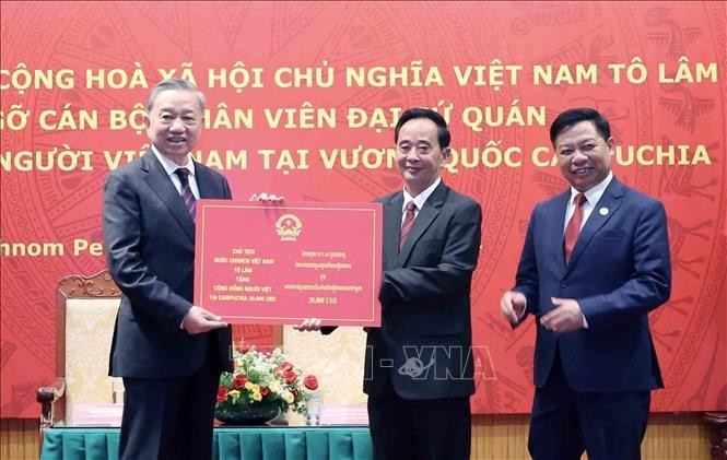 Chủ tịch nước Tô Lâm thăm Đại sứ quán và gặp mặt cộng đồng người Việt tại Campuchia Chủ tịch nước Tô Lâm thăm Đại sứ quán và gặp mặt cộng đồng người Việt tại Campuchia