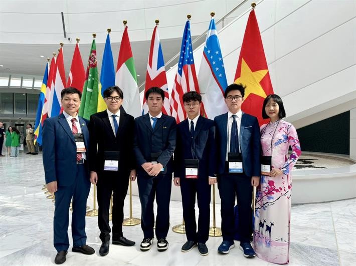 Đội tuyển Việt Nam gồm 4 học sinh (đứng giữa trong ảnh) tham dự Olympic Sinh học quốc tế năm 2024 Đội tuyển Việt Nam gồm 4 học sinh (đứng giữa trong ảnh) tham dự Olympic Sinh học quốc tế năm 2024