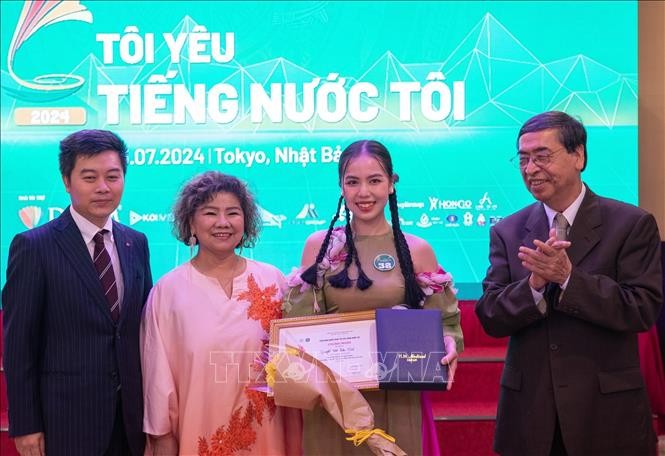 Ban tổ chức trao huy chương Vàng duy nhất cho thí sinh Nguyễn Trần Bảo Trinh. Ban tổ chức trao huy chương Vàng duy nhất cho thí sinh Nguyễn Trần Bảo Trinh.
