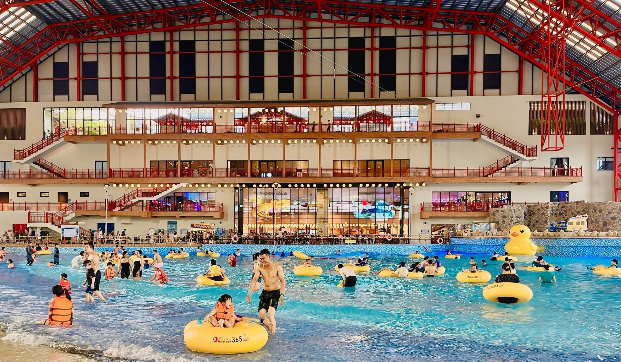 Chỉ riêng ngày 13/7, có hơn 5.000 lượt khách đến công viên nước trong nhà Mikazuki Water Park 365. Chỉ riêng ngày 13/7, có hơn 5.000 lượt khách đến công viên nước trong nhà Mikazuki Water Park 365.
