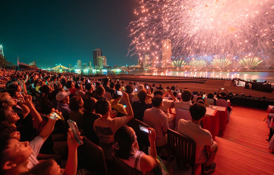 Khán giả thưởng thức pháo hoa tại DIFF 2024. Khán giả thưởng thức pháo hoa tại DIFF 2024.