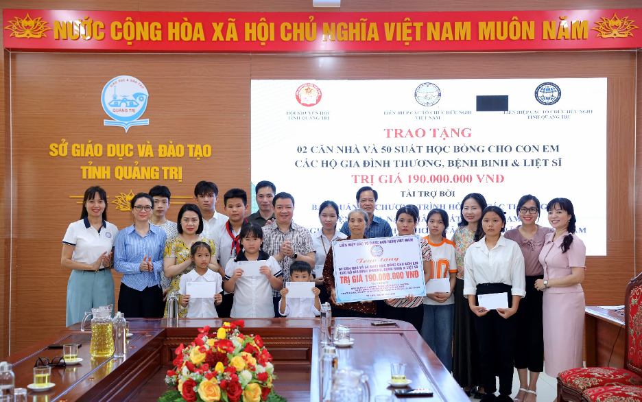 Liên hiệp các tổ chức hữu nghị Việt Nam tặng 2 nhà tình nghĩa cho hộ gia đình chính sách ở Quảng Trị Liên hiệp các tổ chức hữu nghị Việt Nam tặng 2 nhà tình nghĩa cho hộ gia đình chính sách ở Quảng Trị