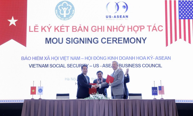 Tổng Giám đốc BHXH Việt Nam Nguyễn Thế Mạnh trong Lễ ký kết Kế hoạch hành động triển khai Bản ghi nhớ hợp tác trong lĩnh vực thực hiện BHYT với Hội đồng Kinh doanh Hoa Kỳ - ASEAN (Ảnh: T.L) Tổng Giám đốc BHXH Việt Nam Nguyễn Thế Mạnh trong Lễ ký kết Kế hoạch hành động triển khai Bản ghi nhớ hợp tác trong lĩnh vực thực hiện BHYT với Hội đồng Kinh doanh Hoa Kỳ - ASEAN (Ảnh: T.L)