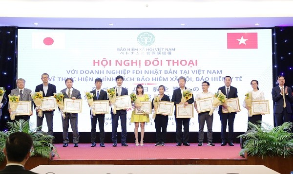 BHXH Việt Nam tặng bằng khen tới các doanh nghiệp FDI Nhật Bản chấp hành tốt chính sách về an sinh xã hộitại Việt Nam (Ảnh: T.L) BHXH Việt Nam tặng bằng khen tới các doanh nghiệp FDI Nhật Bản chấp hành tốt chính sách về an sinh xã hộitại Việt Nam (Ảnh: T.L)