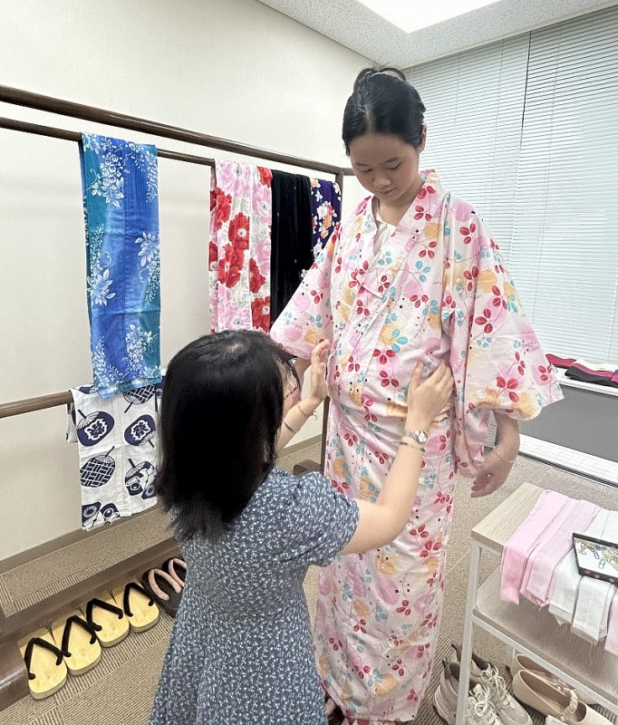 Cùng trải nghiệm mặc Yukata với các bạn Nhật Bản Cùng trải nghiệm mặc Yukata với các bạn Nhật Bản