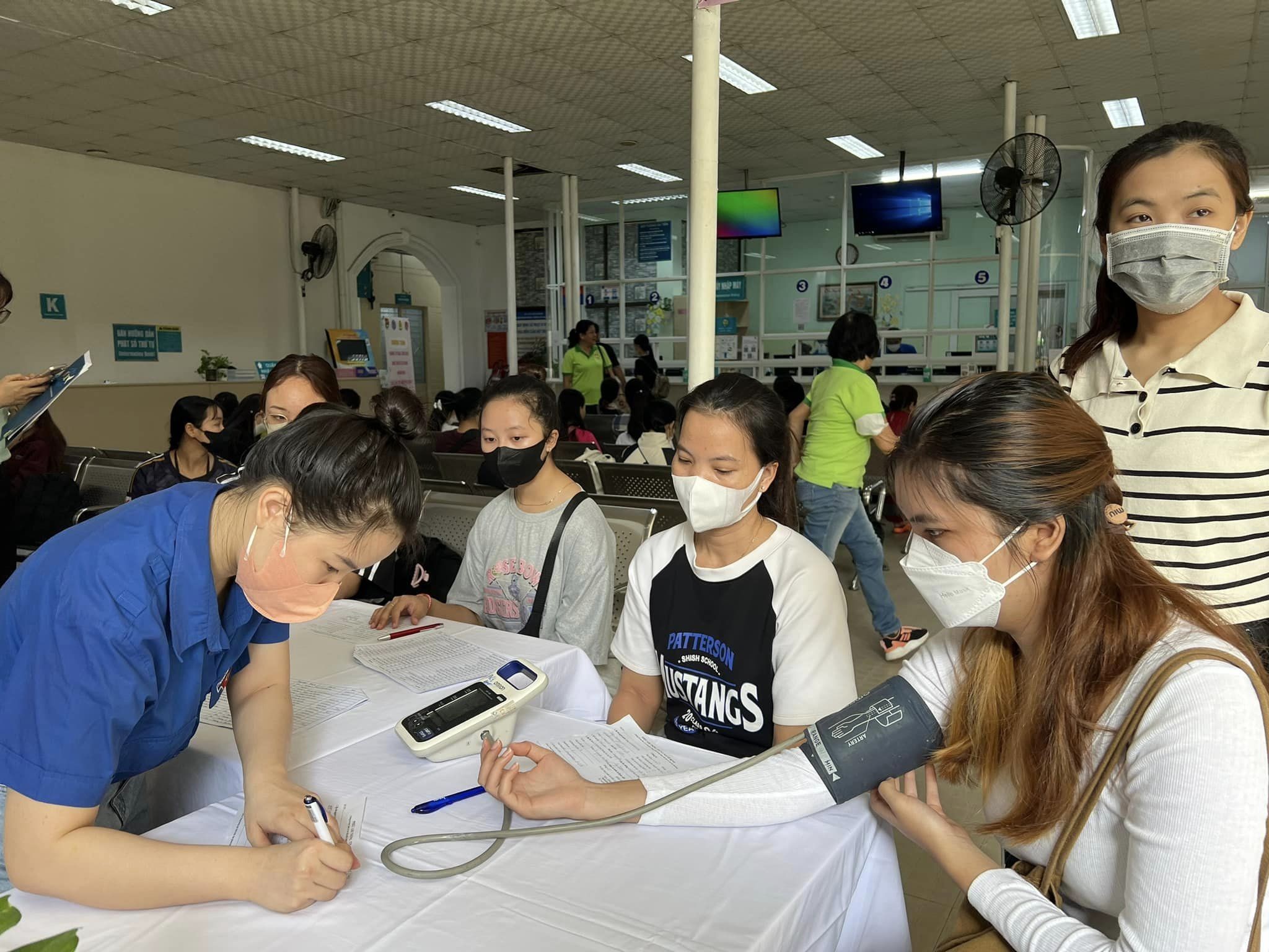 Nữ sinh viên Lào, Campuchia được khám sức khỏe miễn phí. (Ảnh: Ký túc xá Sinh viên Lào tại TP. Hồ Chí Minh)