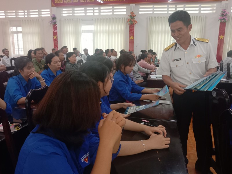 Tuyên truyền biển đảo cho 120 người dân huyện Đất Đỏ, tỉnh Bà Rịa – Vũng Tàu Tuyên truyền biển đảo cho 120 người dân huyện Đất Đỏ, tỉnh Bà Rịa – Vũng Tàu