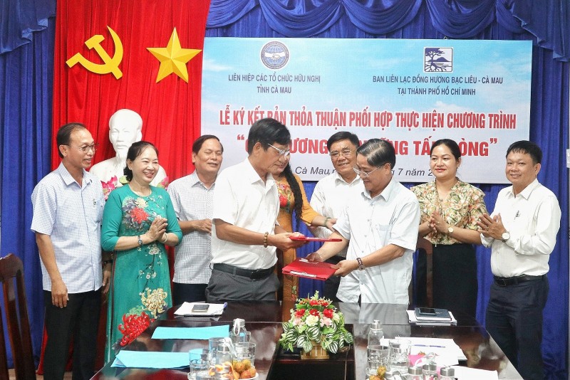 Liên hiệp các tổ chức hữu nghị tỉnh Cà Mau vận động nguồn vốn tài trợ dự án xây cầu và nhà đồng hương Liên hiệp các tổ chức hữu nghị tỉnh Cà Mau vận động nguồn vốn tài trợ dự án xây cầu và nhà đồng hương