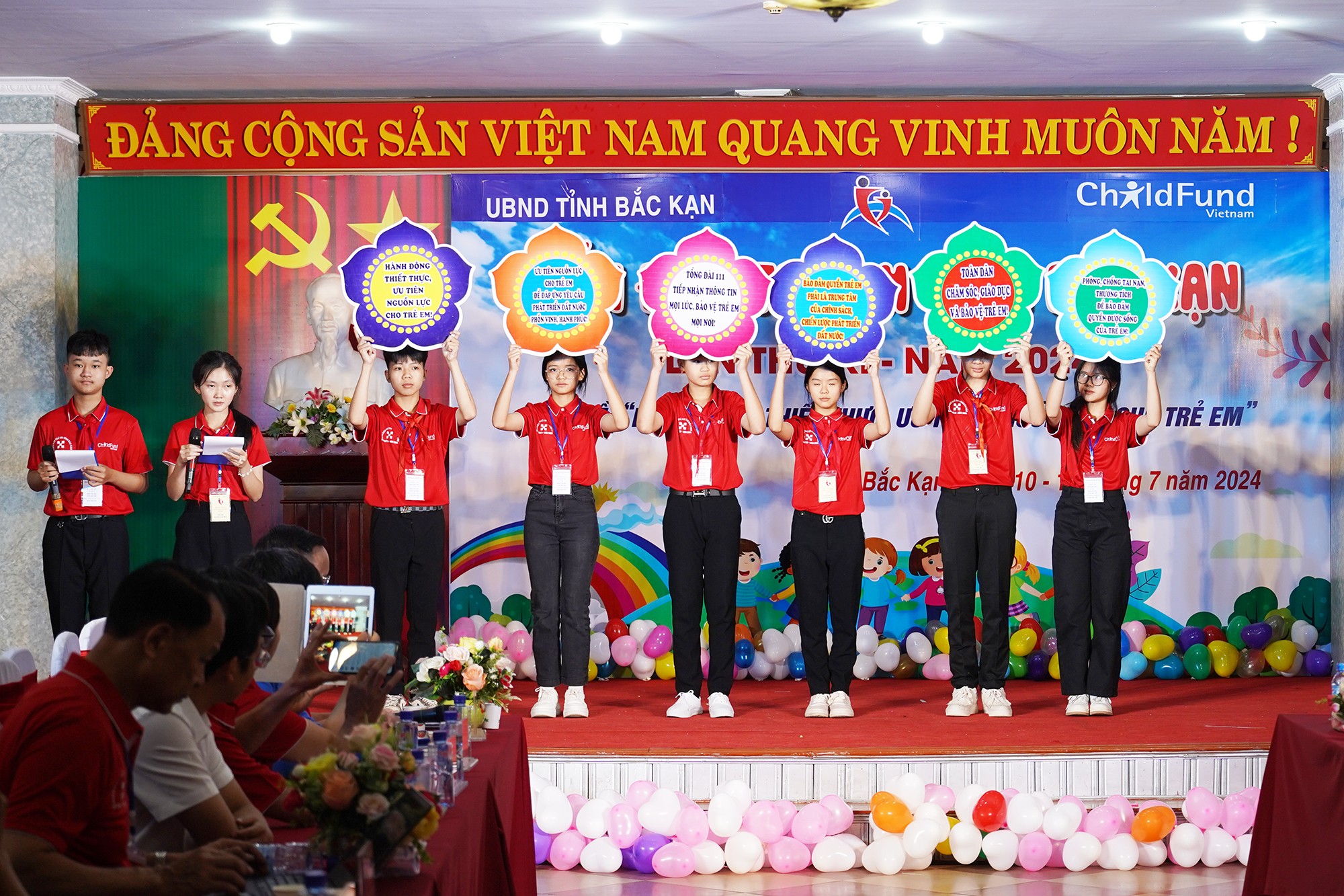 Trẻ em trao thông điệp tại Diễn đàn Trẻ em trao thông điệp tại Diễn đàn