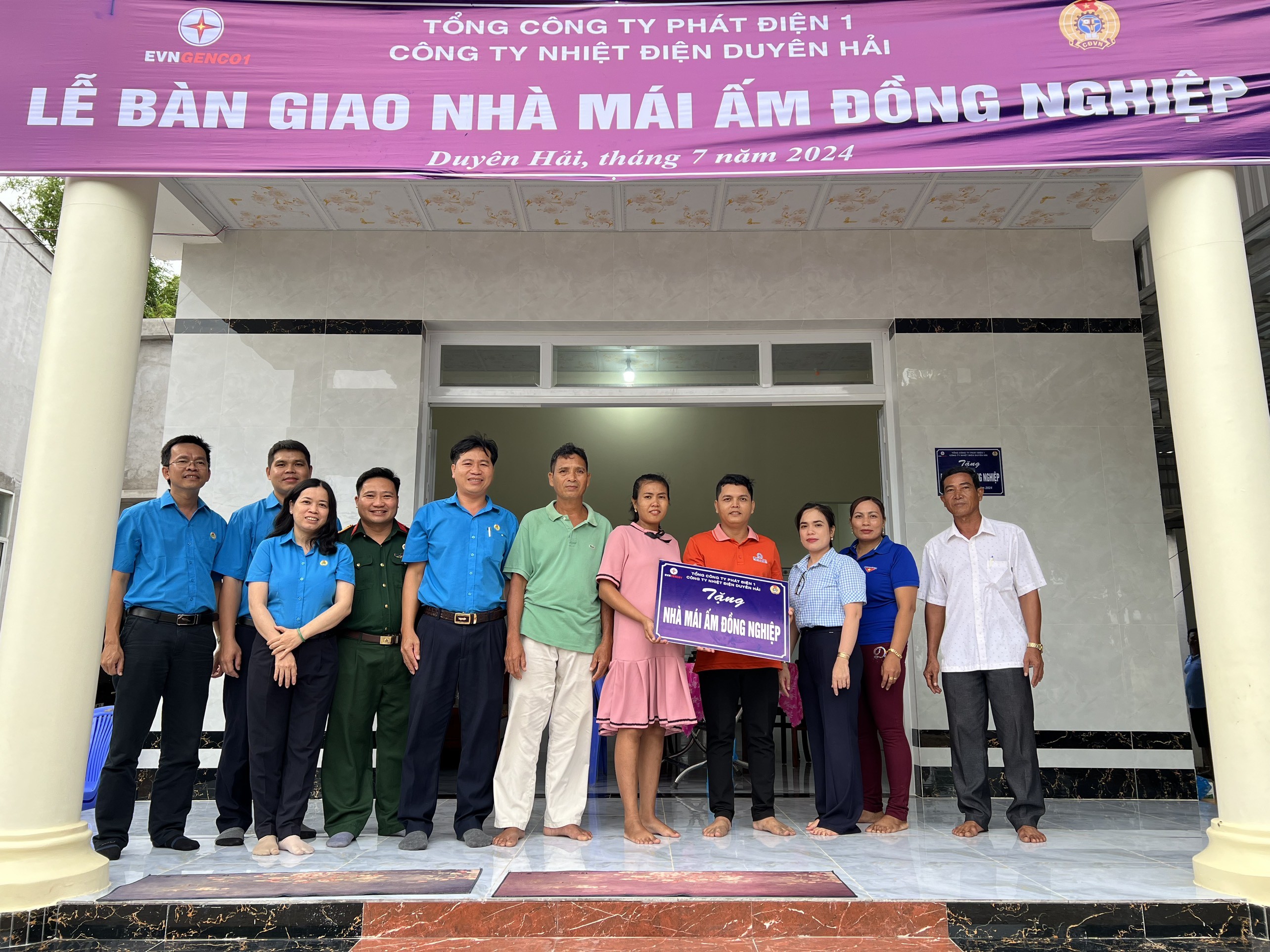 Đại diện BCH Công đoàn Công ty Nhiệt điện Duyên Hải trao tặng nhà cho gia đình anh Thạch Phia Rịch Đại diện BCH Công đoàn Công ty Nhiệt điện Duyên Hải trao tặng nhà cho gia đình anh Thạch Phia Rịch