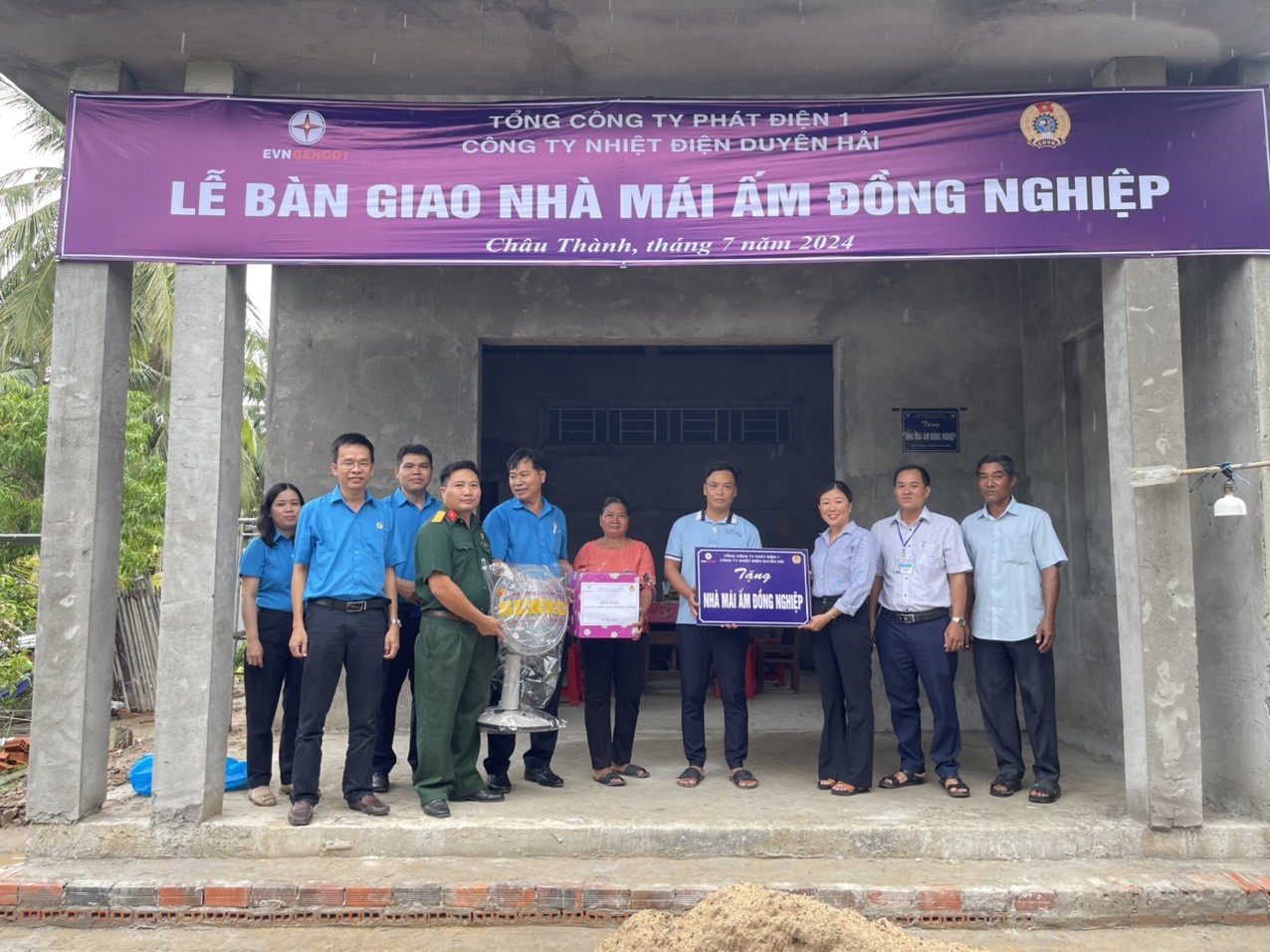 Đại diện BCH Công đoàn Công ty trao tặng nhà cho gia đình anh Nguyễn Hoàng Phúc Đại diện BCH Công đoàn Công ty trao tặng nhà cho gia đình anh Nguyễn Hoàng Phúc