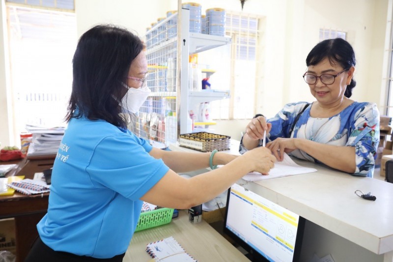 Song song với việc chi trả qua tài khoản cá nhân tại ngân hàng, cơ quan BHXH vẫn tiếp tục thực hiện chi trả lương hưu và trợ cấp BHXH bằng tiền mặt đối với người hưởng có nhu cầu (Ảnh: T.L).