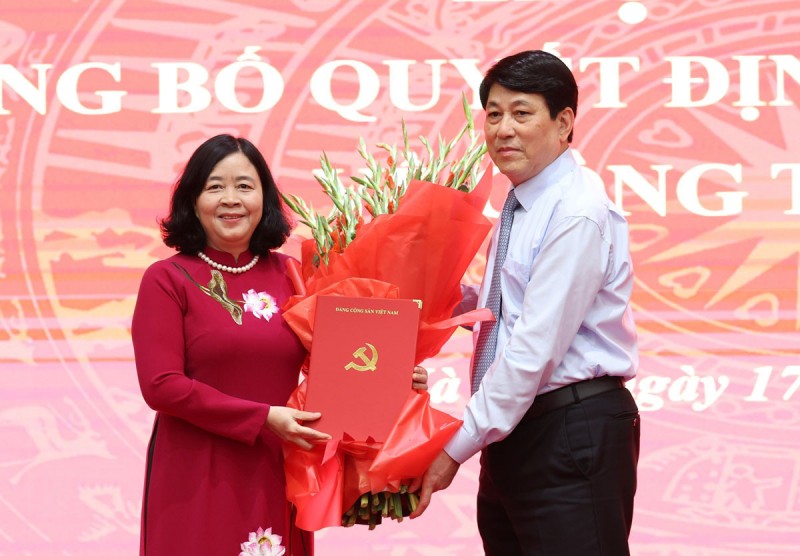 Thường trực Ban Bí thư Lương Cường trao quyết định cho tân Bí thư Thành uỷ Hà Nội Bùi Thị Minh Hoài (Ảnh: T.L) Thường trực Ban Bí thư Lương Cường trao quyết định cho tân Bí thư Thành uỷ Hà Nội Bùi Thị Minh Hoài (Ảnh: T.L)