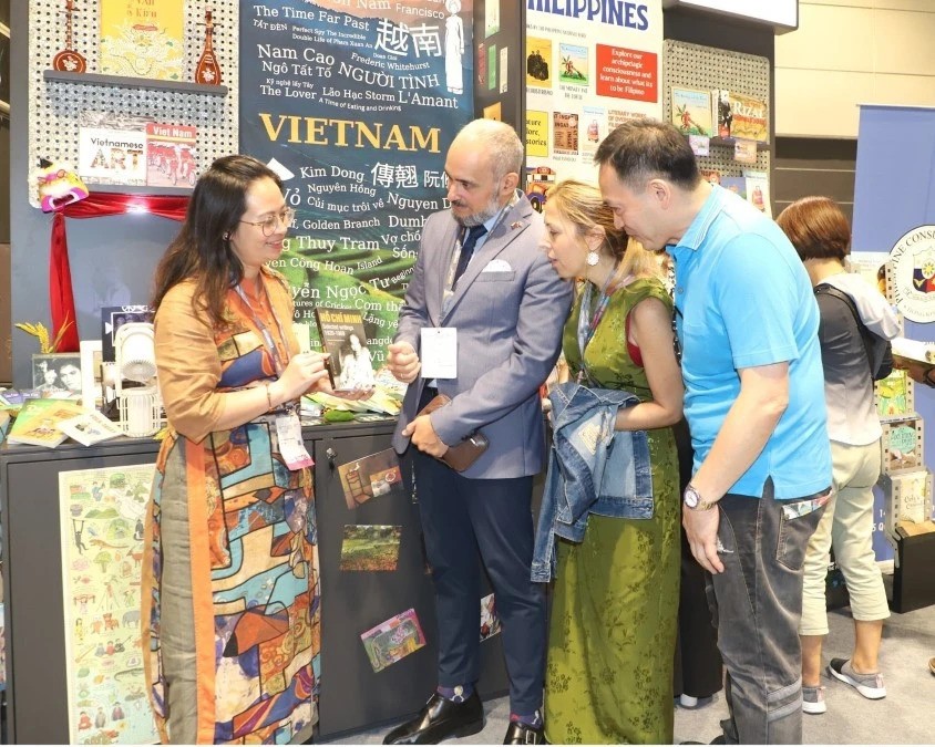 Khách tham quan hội chợ tìm hiểu một trong những tác phẩm viết về Chủ tịch Hồ Chí Minh của Việt Nam. (Ảnh: Xuân Vịnh/TTXVN) Khách tham quan hội chợ tìm hiểu một trong những tác phẩm viết về Chủ tịch Hồ Chí Minh của Việt Nam. (Ảnh: Xuân Vịnh/TTXVN)