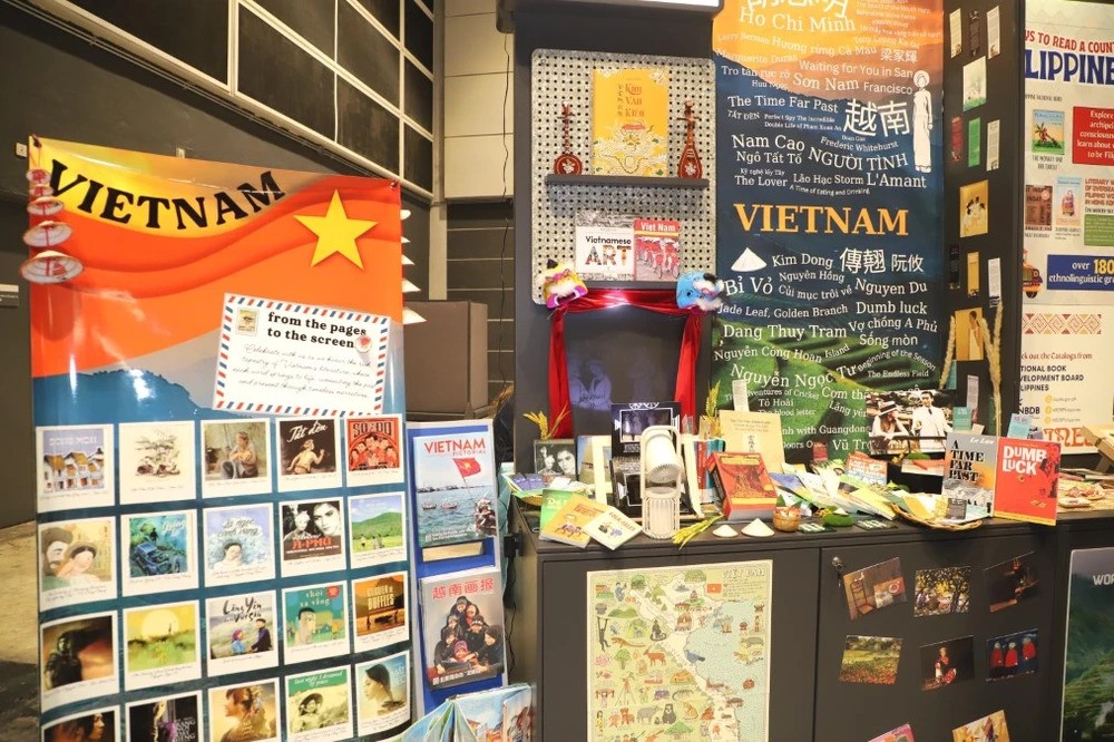 Giới thiệu nhiều ấn phẩm văn học Việt Nam đến bạn bè Hong Kong (Trung Quốc) Giới thiệu nhiều ấn phẩm văn học Việt Nam đến bạn bè Hong Kong (Trung Quốc)