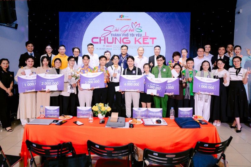 Trao giải cho các đội loạt vào vòng chung kết (Ảnh: T.L). Trao giải cho các đội loạt vào vòng chung kết (Ảnh: T.L).