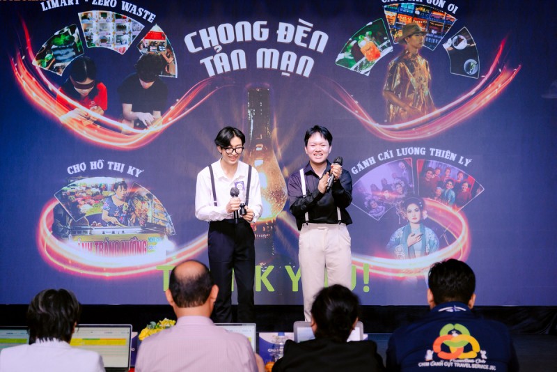 Giải nhất - đội “Lãm” (Đại học Mở Thành phố Hồ Chí Minh) với sản phẩm “Chong đèn tản mạn” (Ảnh: T.L) Giải nhất - đội “Lãm” (Đại học Mở Thành phố Hồ Chí Minh) với sản phẩm “Chong đèn tản mạn” (Ảnh: T.L)