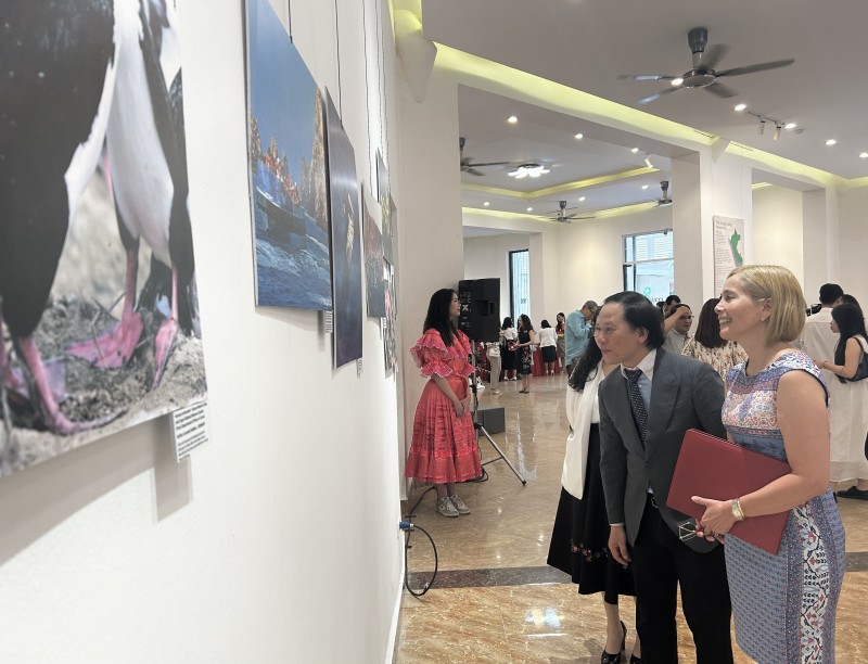Đại sứ đặc mệnh toàn quyền Peru tại Việt Nam Patricia Yolanda Raez và Phó Cục trưởng Cục Hợp tác quốc tế, Bộ Văn hoá, Thể thao và Du lịch Trần Nhất Hoàng tại triển lãm. (Ảnh: Thu Phượng) Đại sứ đặc mệnh toàn quyền Peru tại Việt Nam Patricia Yolanda Raez và Phó Cục trưởng Cục Hợp tác quốc tế, Bộ Văn hoá, Thể thao và Du lịch Trần Nhất Hoàng tại triển lãm. (Ảnh: Thu Phượng)