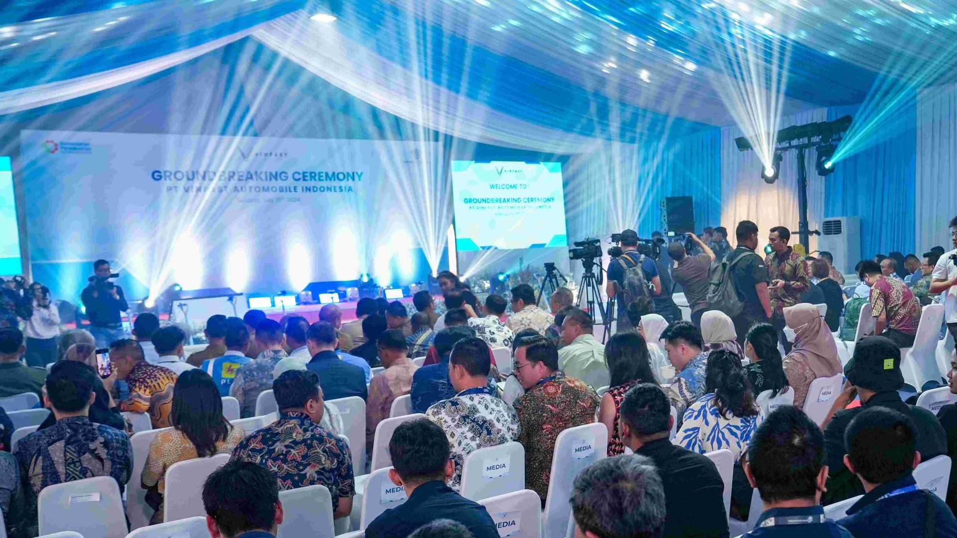 Lễ động thổ Nhà máy lắp ráp xe điện VinFast tại Indonesia có sự tham dự của nhiều quan chức Nhà nước và Truyền thông của đất nước này. Lễ động thổ Nhà máy lắp ráp xe điện VinFast tại Indonesia có sự tham dự của nhiều quan chức Nhà nước và Truyền thông của đất nước này.