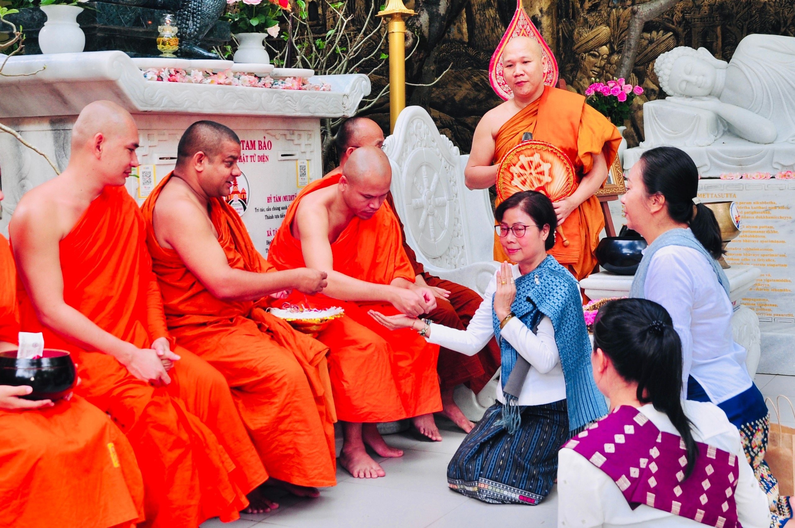 undefined Đoàn Tổng Lãnh sự quán Lào tại Đà Nẵng chúc mừng An cư kiết hạ tại Chùa Tam Bảo