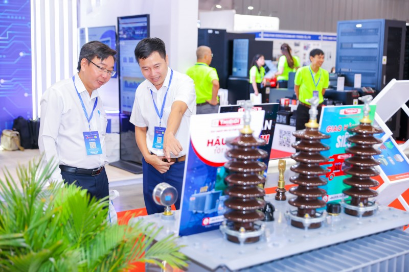 Khách hàng tìm hiểu các sản phẩm của Gelex Electric tại triển lãm.