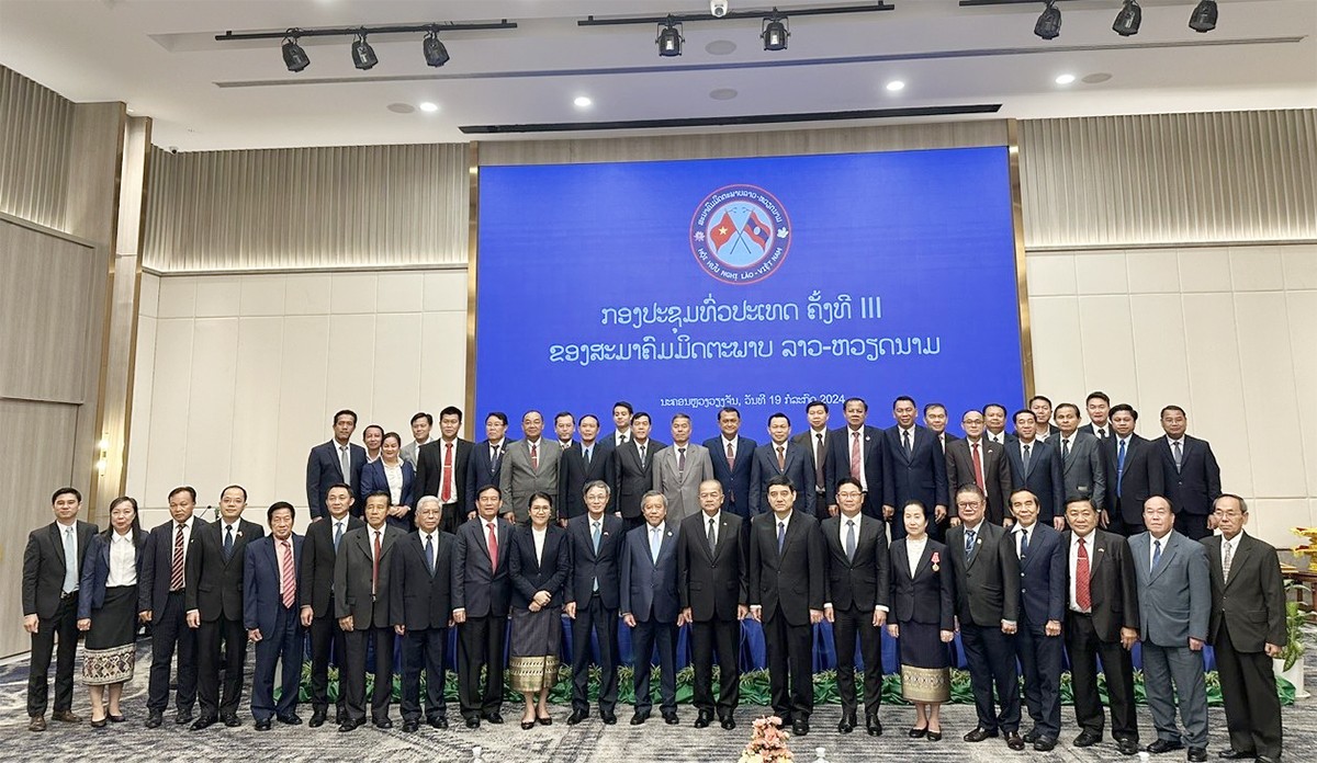 Đoàn đại biểu Hội Hữu nghị Việt Nam - Lào chụp ảnh lưu niệm với các đại biểu dự hội nghị