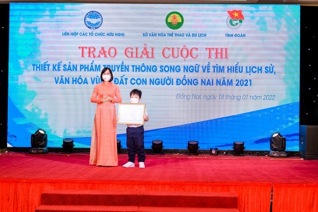 Trao giải cho thí sinh đạt giải tại Cuộc thi thiết kế sản phẩm truyền thông song ngữ tìm hiểu lịch sử, văn hóa, vùng đất, con người tỉnh Đồng Nai năm 2021 Trao giải cho thí sinh đạt giải tại Cuộc thi thiết kế sản phẩm truyền thông song ngữ tìm hiểu lịch sử, văn hóa, vùng đất, con người tỉnh Đồng Nai năm 2021