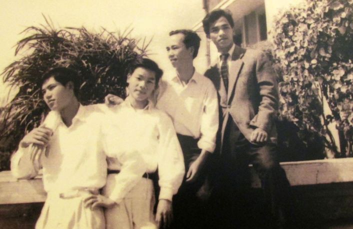 Đây là bức ảnh Tổng Bí thư Nguyễn Phú Trọng (đứng thứ hai từ trái sang) chụp tháng 2/1965 ở ký túc xá Mễ Trì, Hà Nội khi ông là sinh viên khoa Ngữ Văn, khóa 8, Trường Đại học Tổng hợp Hà Nội. Khi xây dựng Phòng truyền thống của Đại học Quốc gia Hà Nội, Giáo sư Vũ Minh Giang đã gọi điện đặt vấn đề xin Tổng Bí thư một số hiện vật. Ông đã gửi tặng Phòng truyền thống những tấm ảnh của ông thời sinh viên, trong đó có bức chụp năm 1965. Ảnh: Phòng truyền thống ĐHQGHN. Đây là bức ảnh Tổng Bí thư Nguyễn Phú Trọng (đứng thứ hai từ trái sang) chụp tháng 2/1965 ở ký túc xá Mễ Trì, Hà Nội khi ông là sinh viên khoa Ngữ Văn, khóa 8, Trường Đại học Tổng hợp Hà Nội. Khi xây dựng Phòng truyền thống của Đại học Quốc gia Hà Nội, Giáo sư Vũ Minh Giang đã gọi điện đặt vấn đề xin Tổng Bí thư một số hiện vật. Ông đã gửi tặng Phòng truyền thống những tấm ảnh của ông thời sinh viên, trong đó có bức chụp năm 1965. Ảnh: Phòng truyền thống ĐHQGHN.