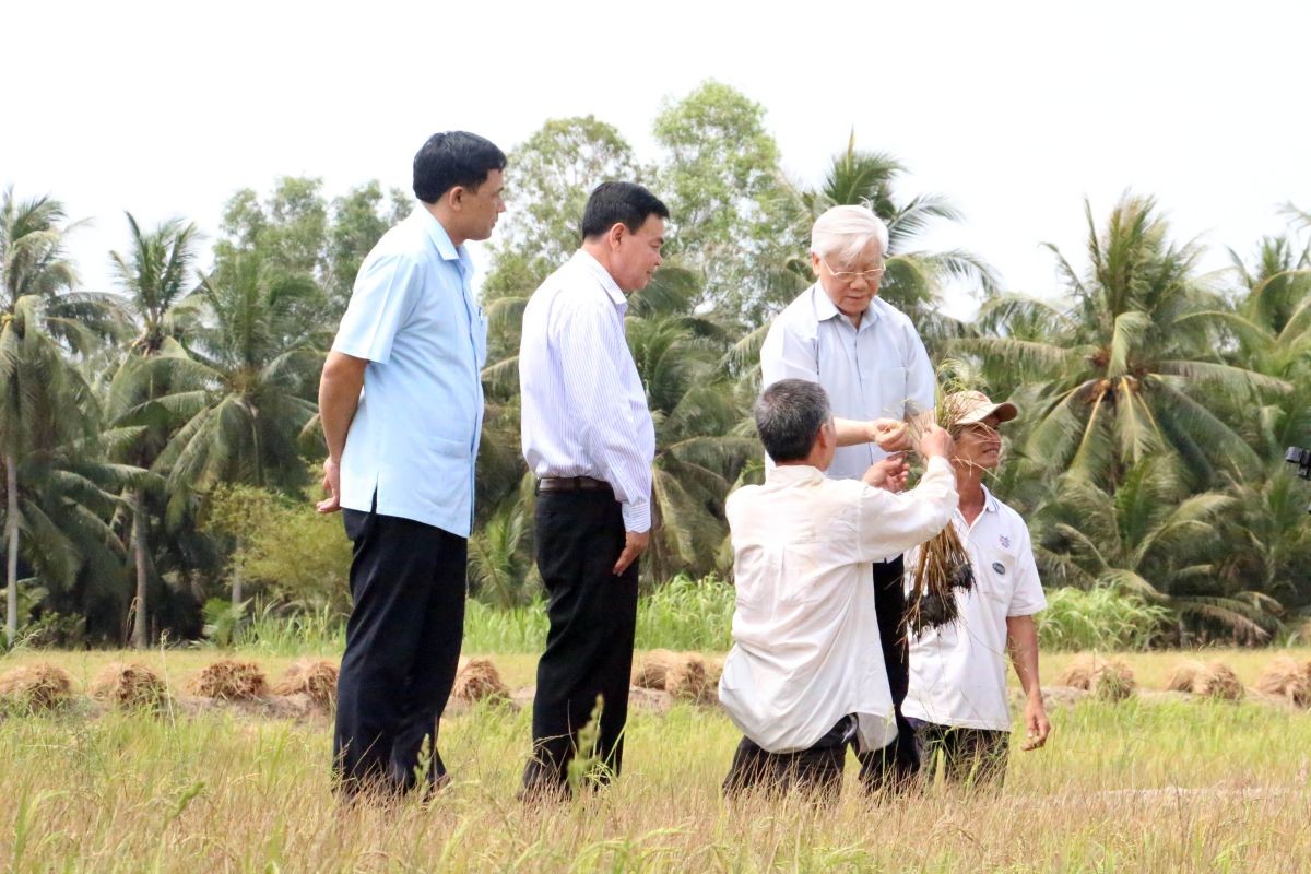 Tháng 3/2016, khi Đồng bằng sông Cửu Long ở trong tình trạng bị xâm nhập mặn nghiêm trọng, Tổng Bí thư Nguyễn Phú Trọng đã đi thị sát, kiểm tra tình trạng xâm nhập mặn ở xã Tân Thanh, huyện Giồng Trôm, tỉnh Bến Tr, trực tiếp gặp gỡ, trò chuyện với những người nông dân với mong muốn tìm được lời giải cho bài toán chống xâm nhập mặn. Tổng Bí thư động viên bà con cố gắng vượt qua khó khăn. Những hình ảnh gần gũi, bình dị của Tổng Bí thư Nguyễn Phú Trọng