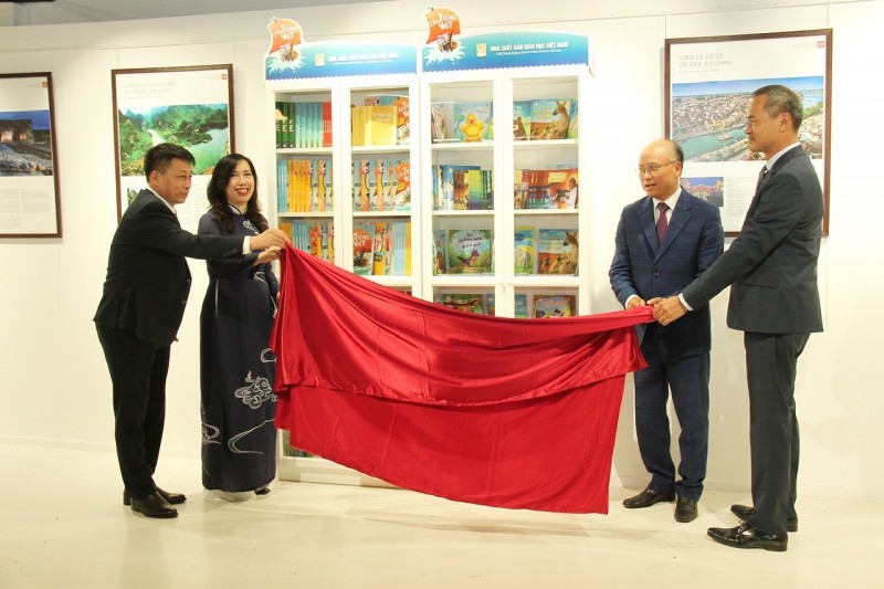 Tôn vinh tiếng Việt và khai trương Tủ sách tiếng Việt phục vụ cộng đồng người Việt tại Pháp Tôn vinh tiếng Việt và khai trương Tủ sách tiếng Việt phục vụ cộng đồng người Việt tại Pháp