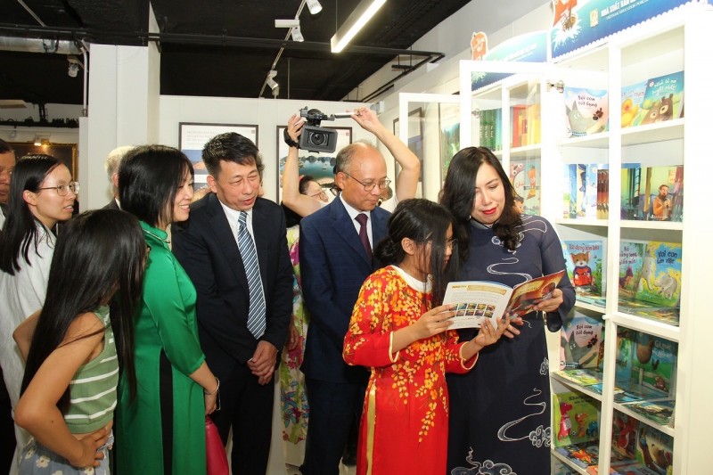 Tôn vinh tiếng Việt và khai trương Tủ sách tiếng Việt phục vụ cộng đồng người Việt tại Pháp Tôn vinh tiếng Việt và khai trương Tủ sách tiếng Việt phục vụ cộng đồng người Việt tại Pháp