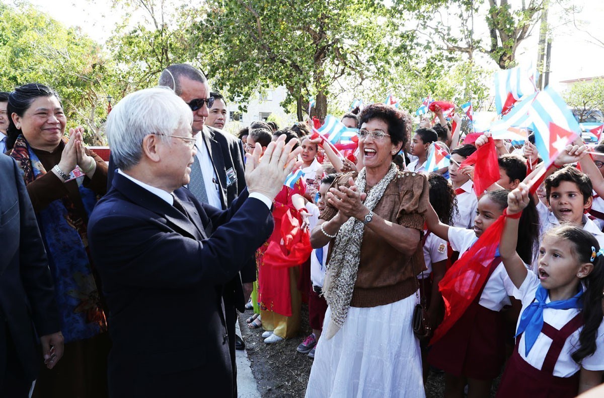 Party General Secretary Nguyen Phu Trong with the people and students of Cuba in Havana in March 2018. (Photo: VNA) Party General Secretary Nguyen Phu Trong with the people and students of Cuba in Havana in March 2018. (Photo: VNA)