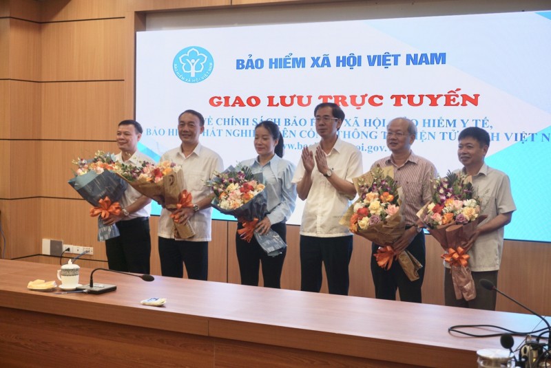 Phó Tổng Giám đốc BHXH Việt Nam Đào Việt Ánh tặng hoa khách mời, chuyên gia tham dự Chương trình (Ảnh: T.L). Phó Tổng Giám đốc BHXH Việt Nam Đào Việt Ánh tặng hoa khách mời, chuyên gia tham dự Chương trình (Ảnh: T.L).