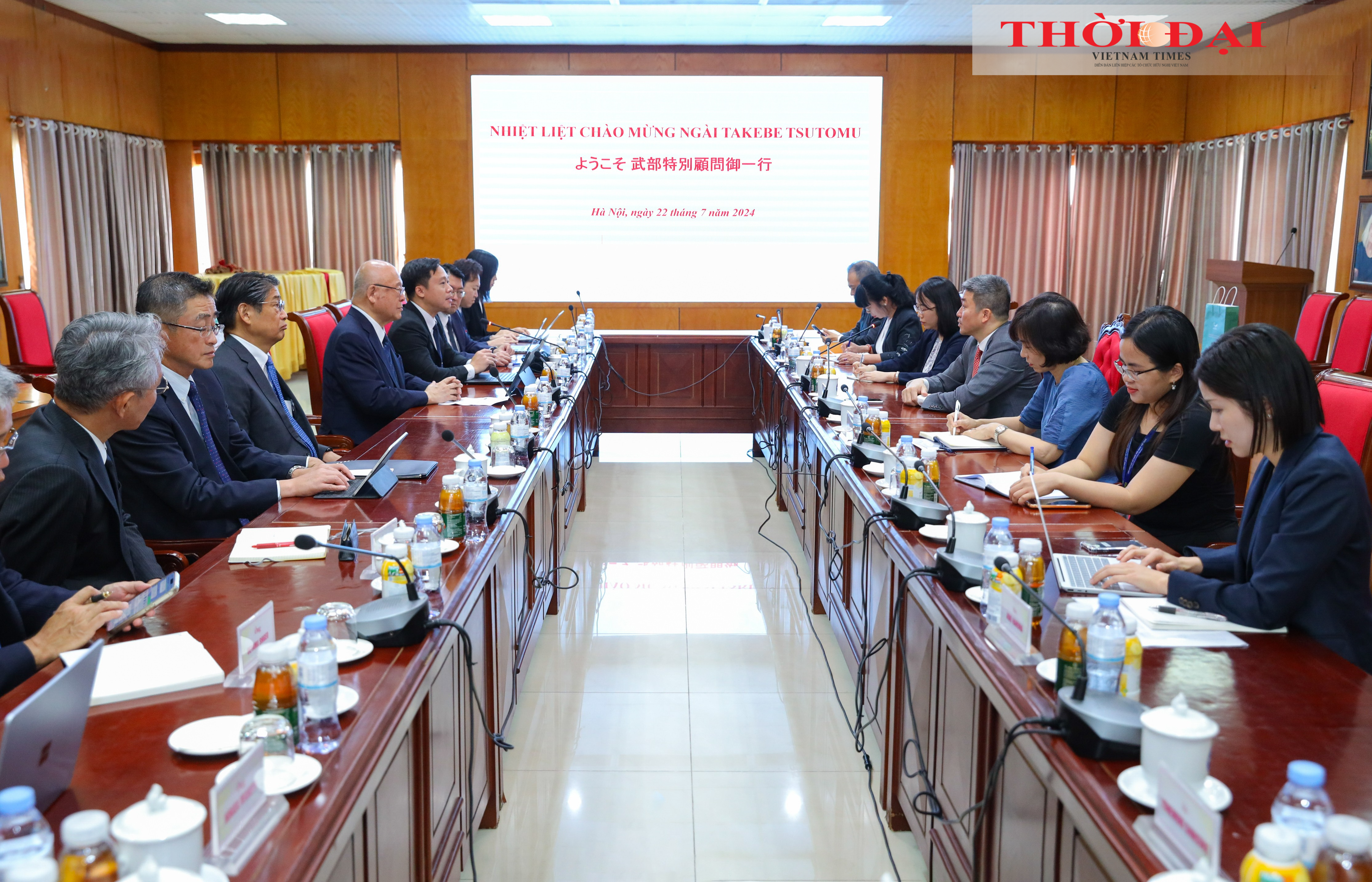 Liên hiệp các tổ chức hữu nghị Việt Nam tiếp ông Takebe Tsutomu, Cố vấn đặc biệt Liên minh nghị sĩ hữu nghị Nhật - Việt và đoàn công tác Nhật Bản. (Ảnh: Đinh Hòa) Liên hiệp các tổ chức hữu nghị Việt Nam tiếp ông Takebe Tsutomu, Cố vấn đặc biệt Liên minh nghị sĩ hữu nghị Nhật - Việt và đoàn công tác Nhật Bản. (Ảnh: Đinh Hòa)