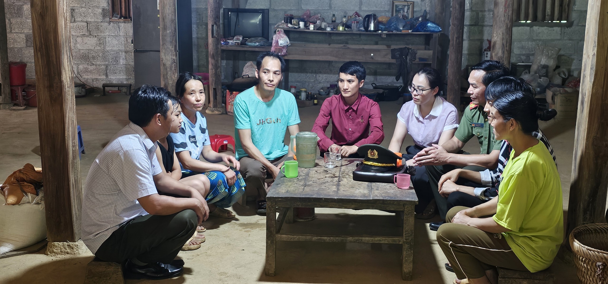 Gia đình anh Hoàng Văn Sỹ (người ngồi giữa áo xanh), người Mông ở xóm Lũng Mủm, xã Thượng Thôn Gia đình anh Hoàng Văn Sỹ (người ngồi giữa áo xanh), người Mông ở xóm Lũng Mủm, xã Thượng Thôn