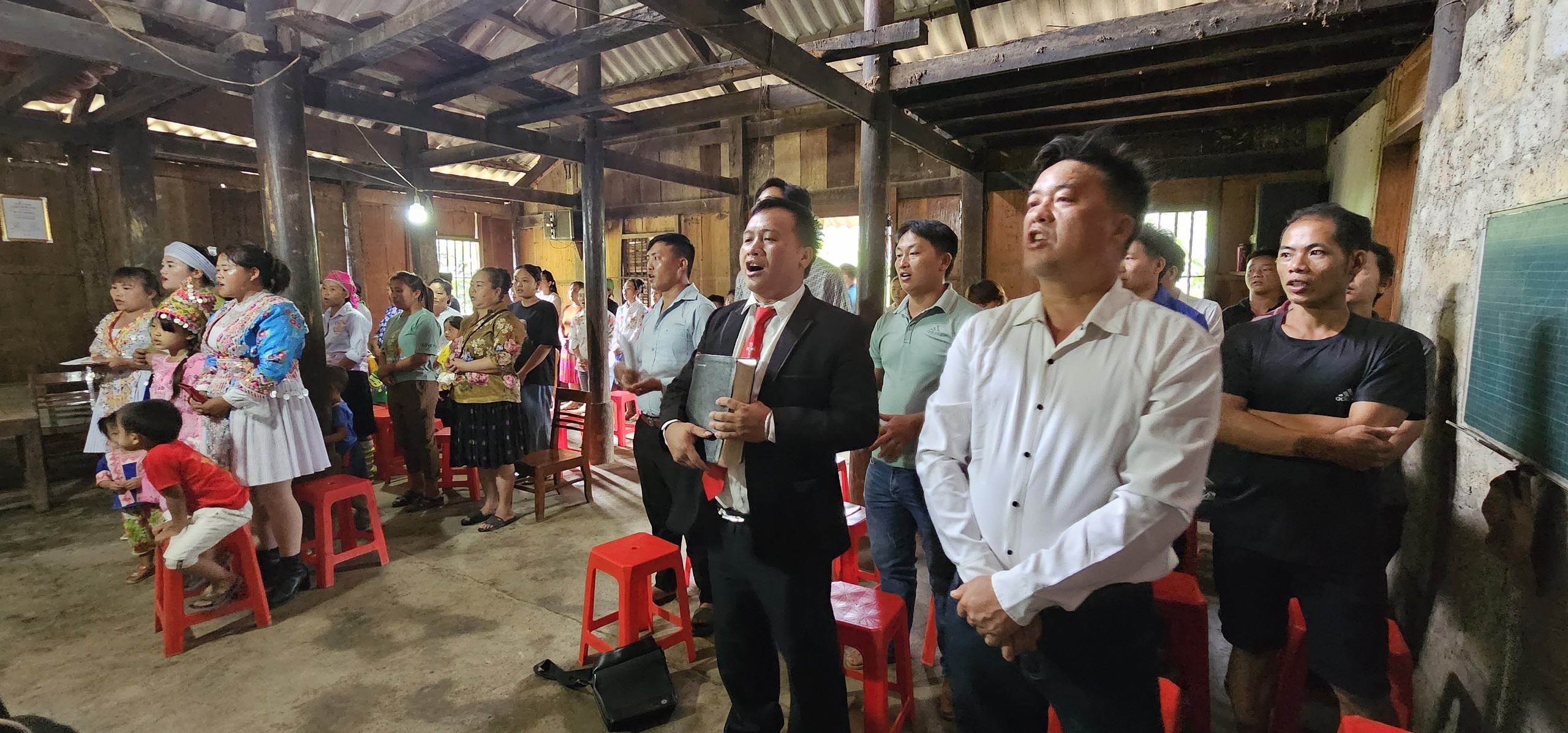 Bà con tín đồ sinh hoạt tôn giáo tập trung tại điểm nhóm Tin lành người Mông xóm Nà Ca, thị trấn Pác Miầu, huyện Bảo Lâm, tỉnh Cao Bằng. (Ảnh: Quang Minh) Bà con tín đồ sinh hoạt tôn giáo tập trung tại điểm nhóm Tin lành người Mông xóm Nà Ca, thị trấn Pác Miầu, huyện Bảo Lâm, tỉnh Cao Bằng. (Ảnh: Quang Minh)
