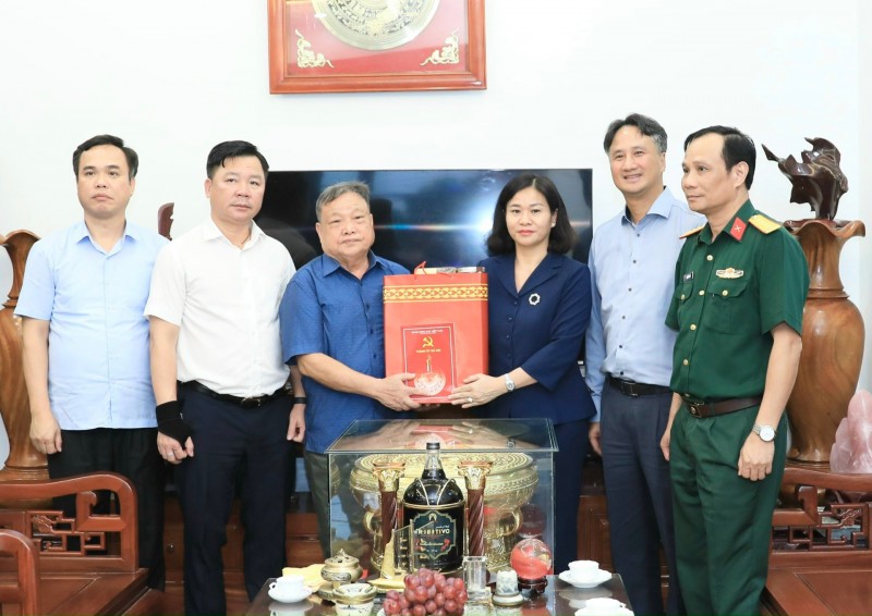 hó Bí thư Thường trực Thành ủy Nguyễn Thị Tuyến tặng quà ông Hoàng Ngọc Thành (Ảnh: T.L). hó Bí thư Thường trực Thành ủy Nguyễn Thị Tuyến tặng quà ông Hoàng Ngọc Thành (Ảnh: T.L).