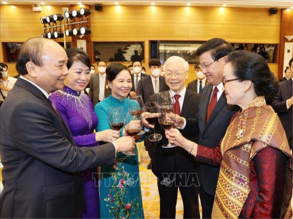 Tổng Bí thư Nguyễn Phú Trọng và Phu nhân, Chủ tịch nước Nguyễn Xuân Phúc và Phu nhân chủ trì chiêu đãi trọng thể, chào mừng Tổng Bí thư, Chủ tịch nước Lào Thongloun Sisoulith và Phu nhân cùng Đoàn cấp cao Lào thăm hữu nghị chính thức Việt Nam hồi tháng 6/2021. Tổng Bí thư Nguyễn Phú Trọng và Phu nhân, Chủ tịch nước Nguyễn Xuân Phúc và Phu nhân chủ trì chiêu đãi trọng thể, chào mừng Tổng Bí thư, Chủ tịch nước Lào Thongloun Sisoulith và Phu nhân cùng Đoàn cấp cao Lào thăm hữu nghị chính thức Việt Nam hồi tháng 6/2021.
